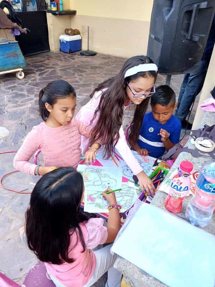 Niña intercambia dibujos por croquetas para ayudar a animales de la calle