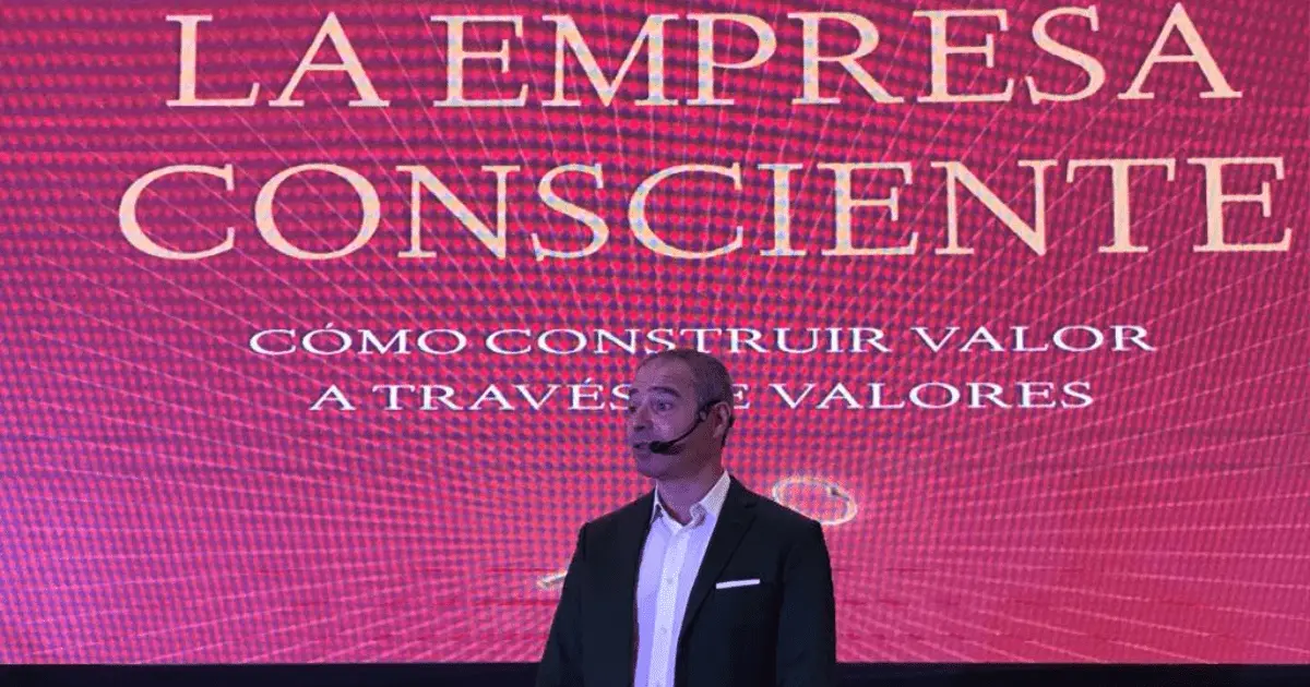 Fred Kofman expone en la inauguración del Foro Empresarial 15