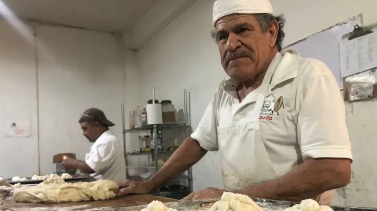 De colores y diferentes sabores, Samuel prepara el pan de muerto