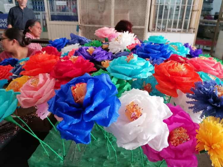 Mercado Municipal de Navojoa se viste con coronas de muertos