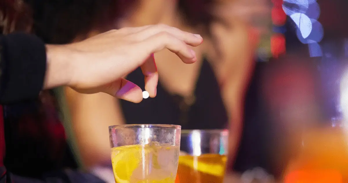 Sumisión química: proponen cárcel para quienes adulteren bebidas