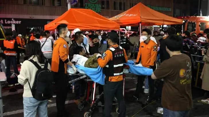 Estampida en Seúl deja más de 100 muertos