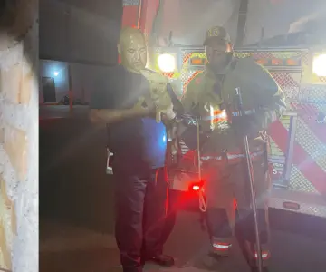 Video | Bomberos rescatan a perrito atrapado entre dos muros