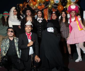 Desfile de personajes por Día de Brujas en concurso de disfraces de EXPRESO