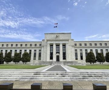 Peso se mantiene a la alta ante decisión del Fed