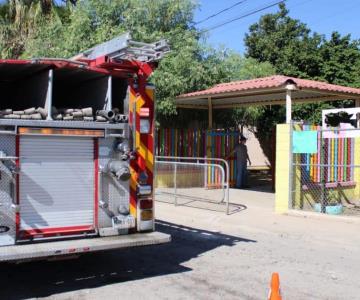 Bomberos controlan corto circuito al lado de un jardín de niños