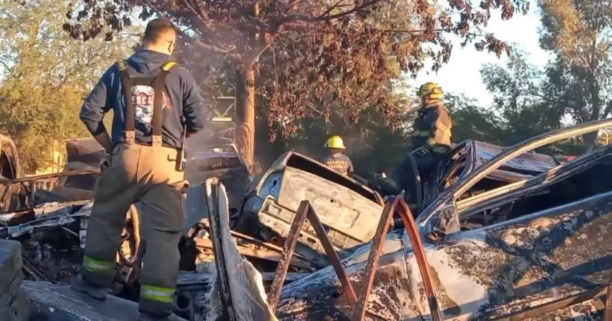 Bomberos sofocan incendio de un yunke al poniente de Hermosillo