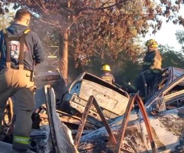 Bomberos sofocan incendio de un yunke al poniente de Hermosillo