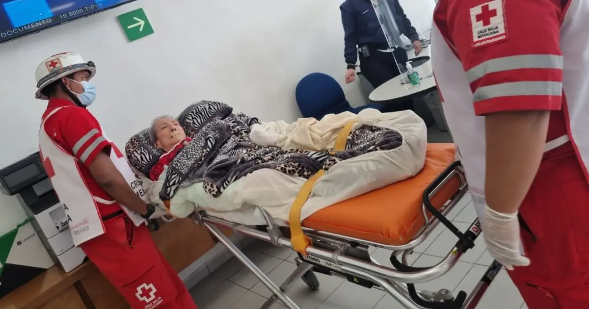 Banco obliga a anciana a acudir en camilla a sucursal