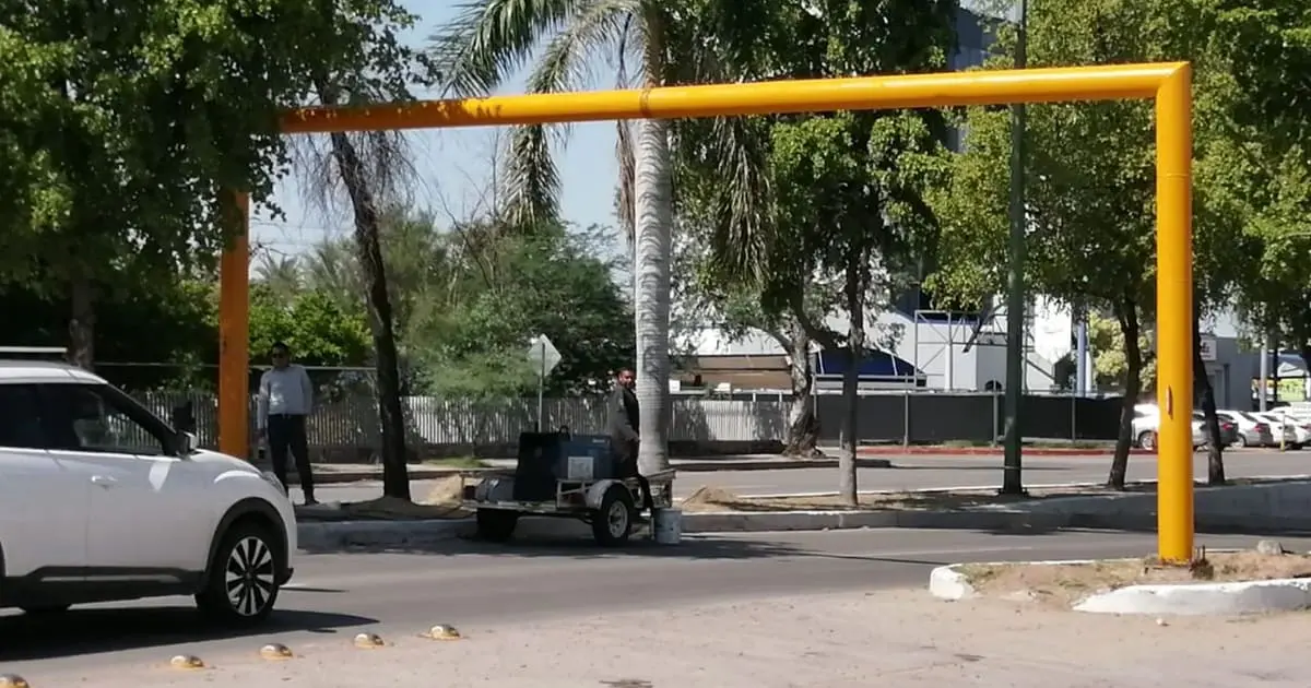 Tráiler impacta contra estructura del puente desnivel