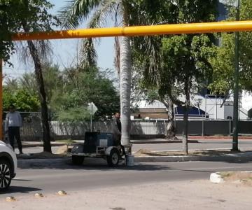 Tráiler impacta contra estructura del puente desnivel
