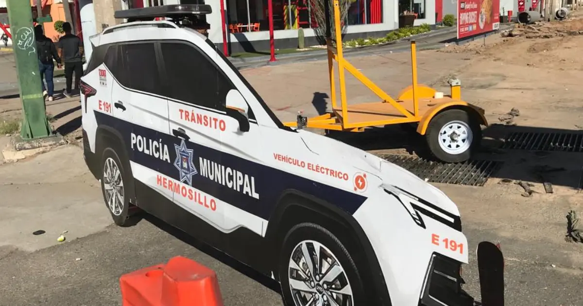 Colocan patrullas de cartón para prevenir accidentes de tránsito