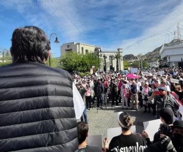 Marchan hermosillenses en defensa del INE