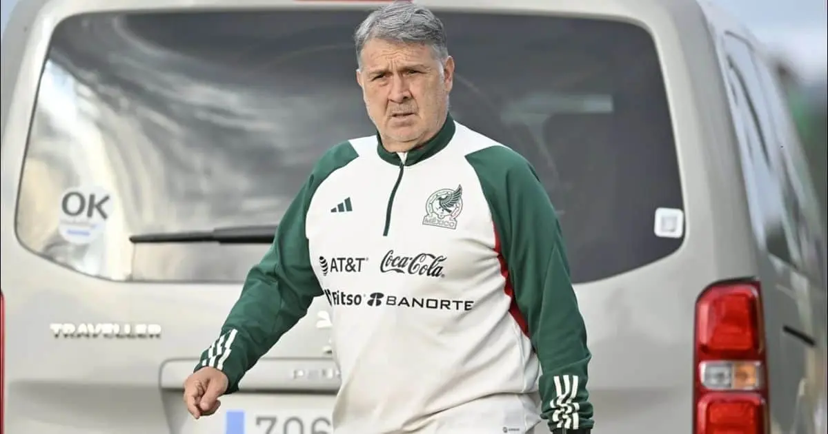 Video | Reciben a Tata Martino con reclamos en el Aeropuerto