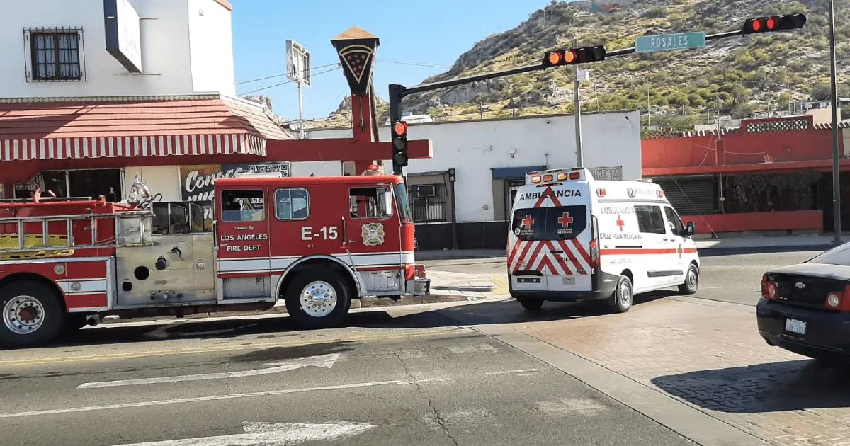 Auxilian a mujer tras caer en el cruce de la avenida Rosales