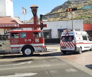 Auxilian a mujer tras caer en el cruce de la avenida Rosales