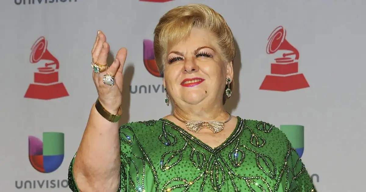 Paquita alarma a seguidores tras aparecer en un sillón sobre el escenario