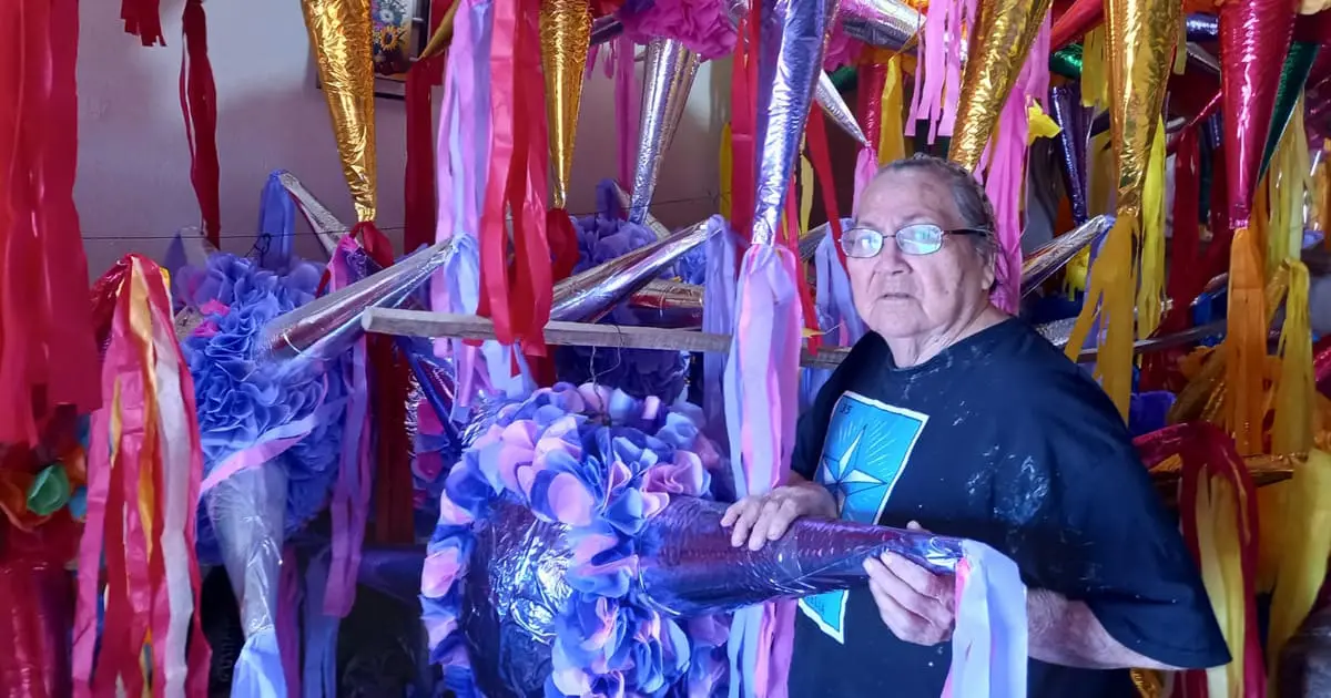 Doña Elisa prepara venta de piñatas para época navideña en Empalme