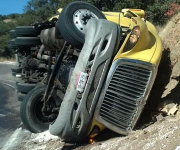 Un segundo tráiler se vuelca sobre la carretera Cananea-Imuris