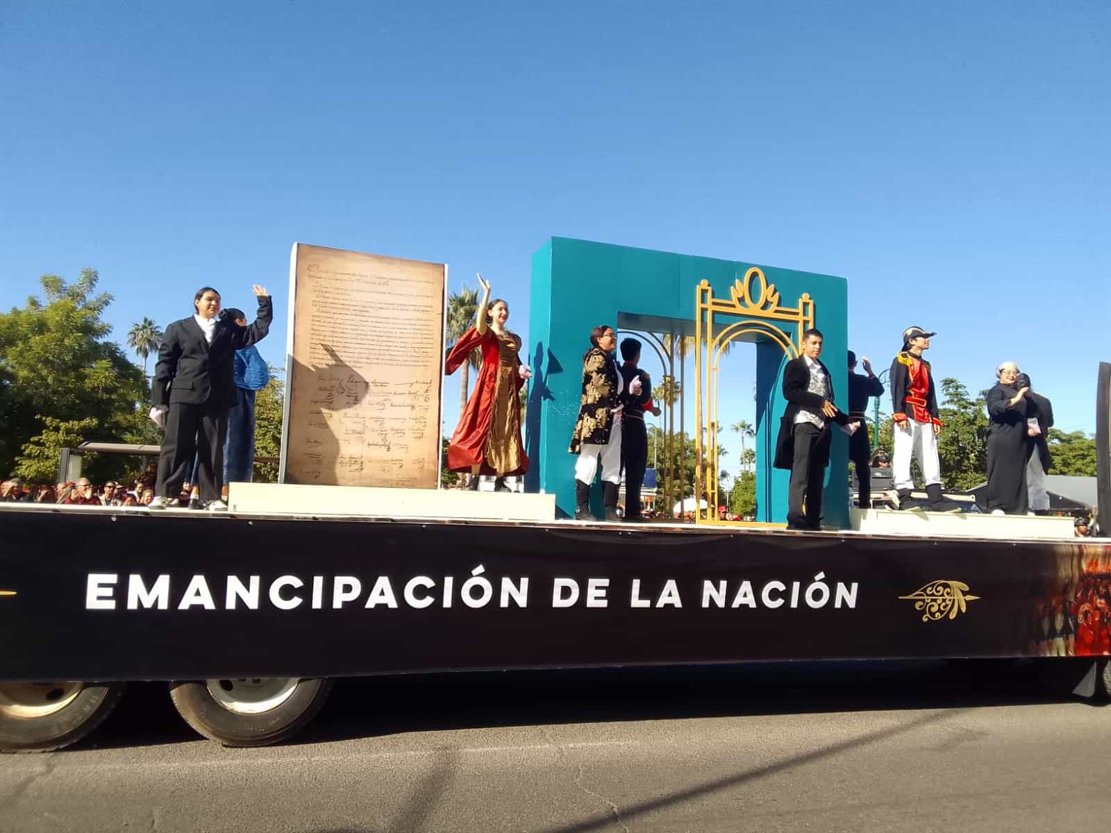 Hermosillenses disfrutan del desfile del 20 de noviembre