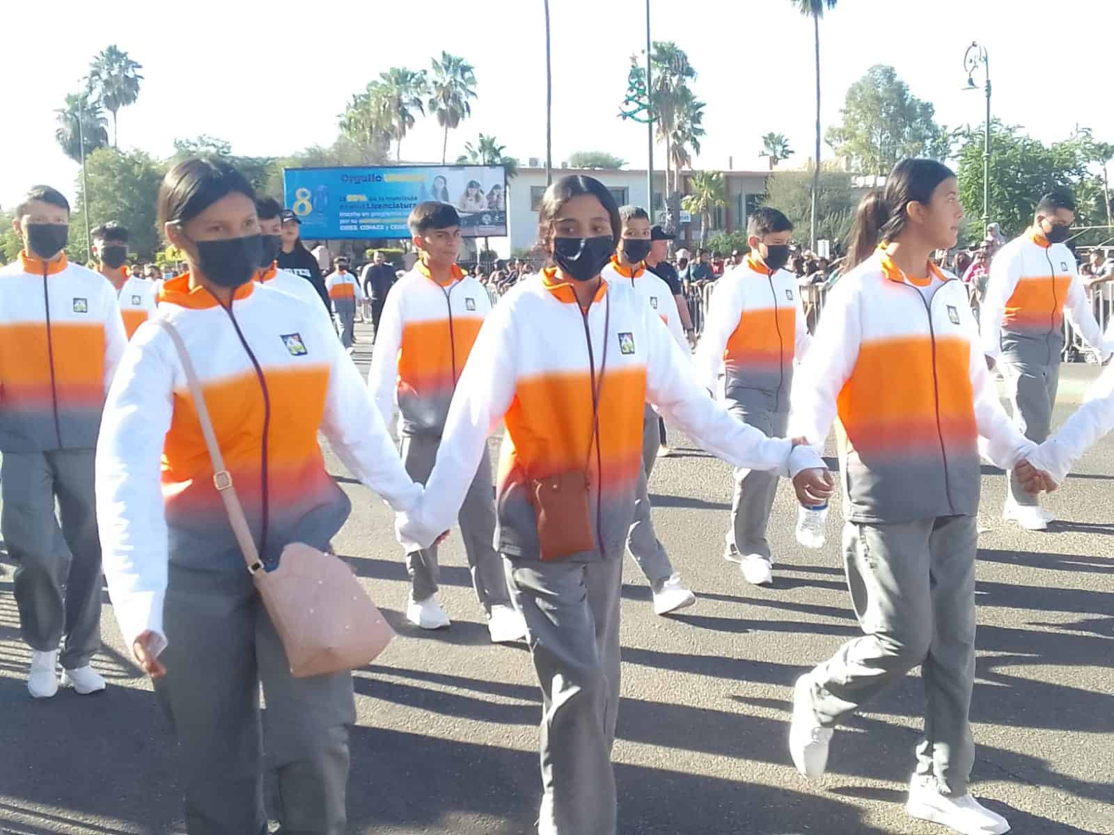 Hermosillenses disfrutan del desfile del 20 de noviembre