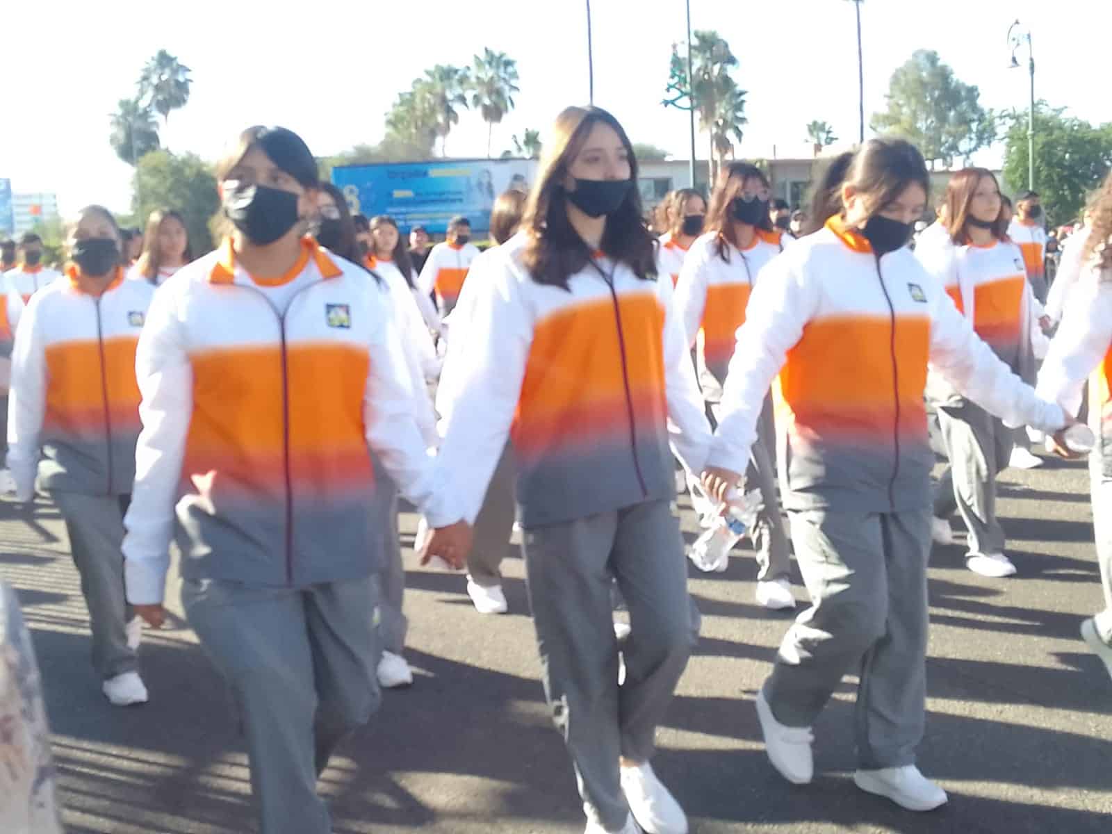 Hermosillenses disfrutan del desfile del 20 de noviembre