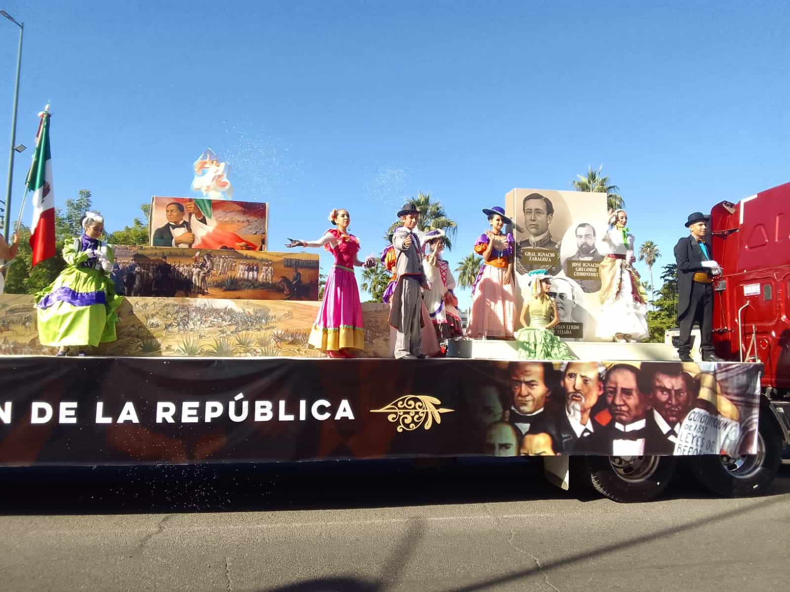 Hermosillenses disfrutan del desfile del 20 de noviembre