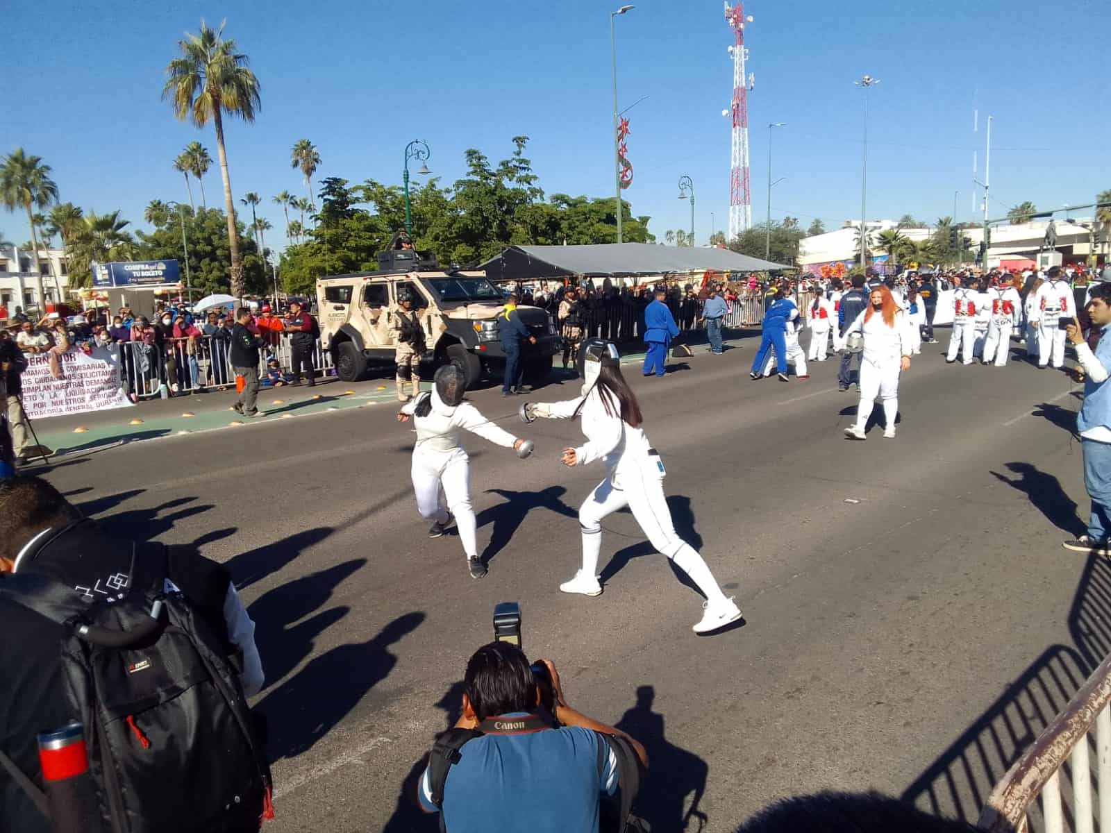 Hermosillenses disfrutan del desfile del 20 de noviembre