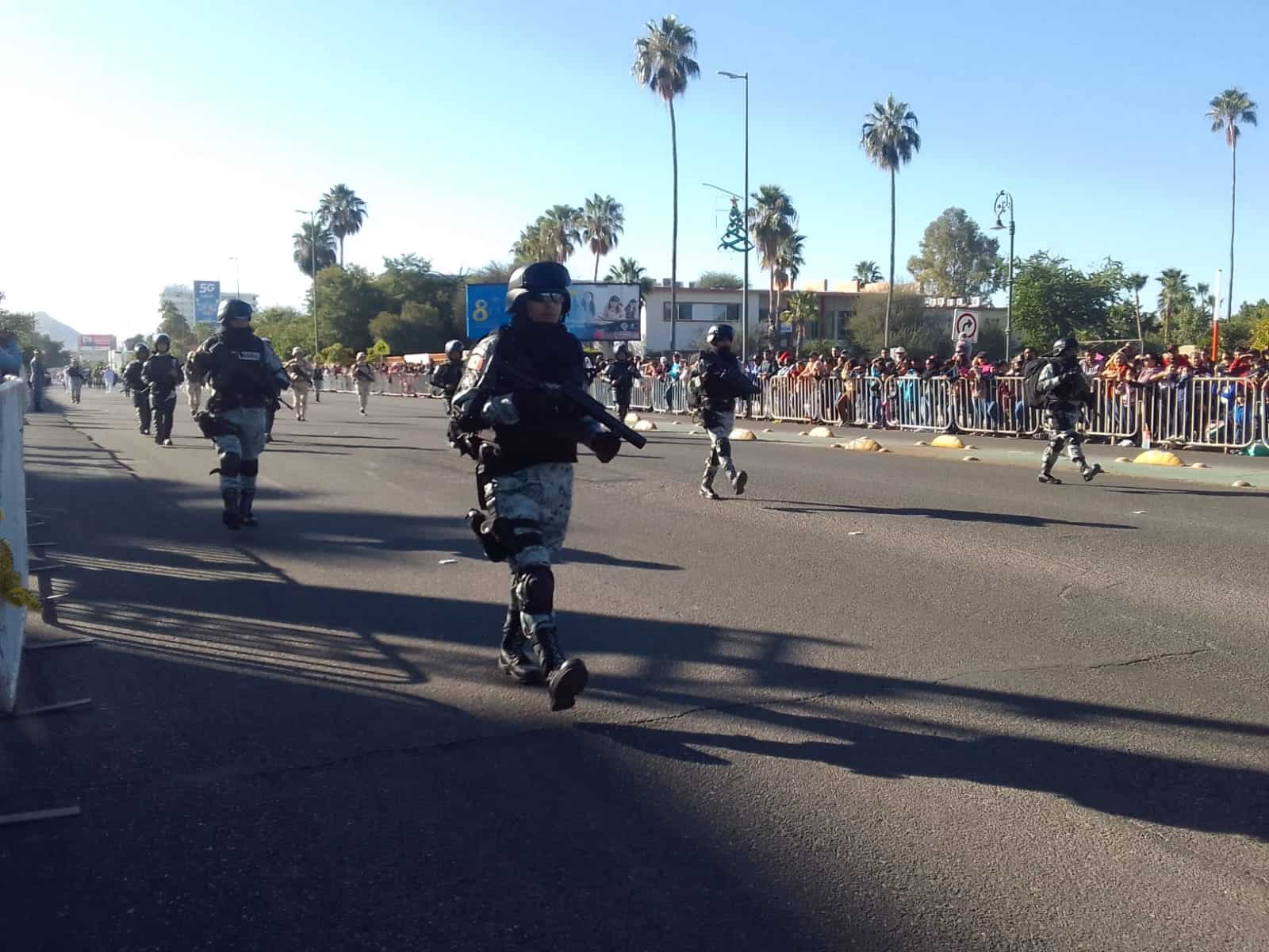 Hermosillenses disfrutan del desfile del 20 de noviembre