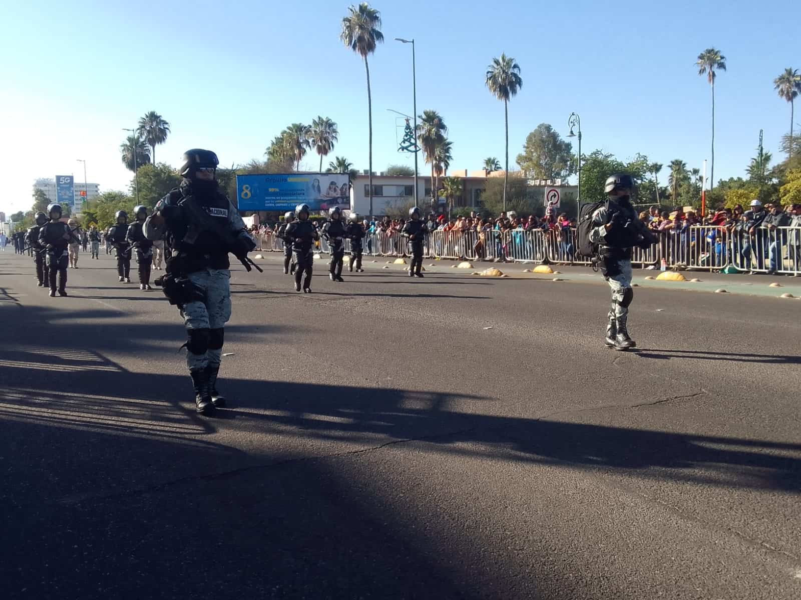 Hermosillenses disfrutan del desfile del 20 de noviembre