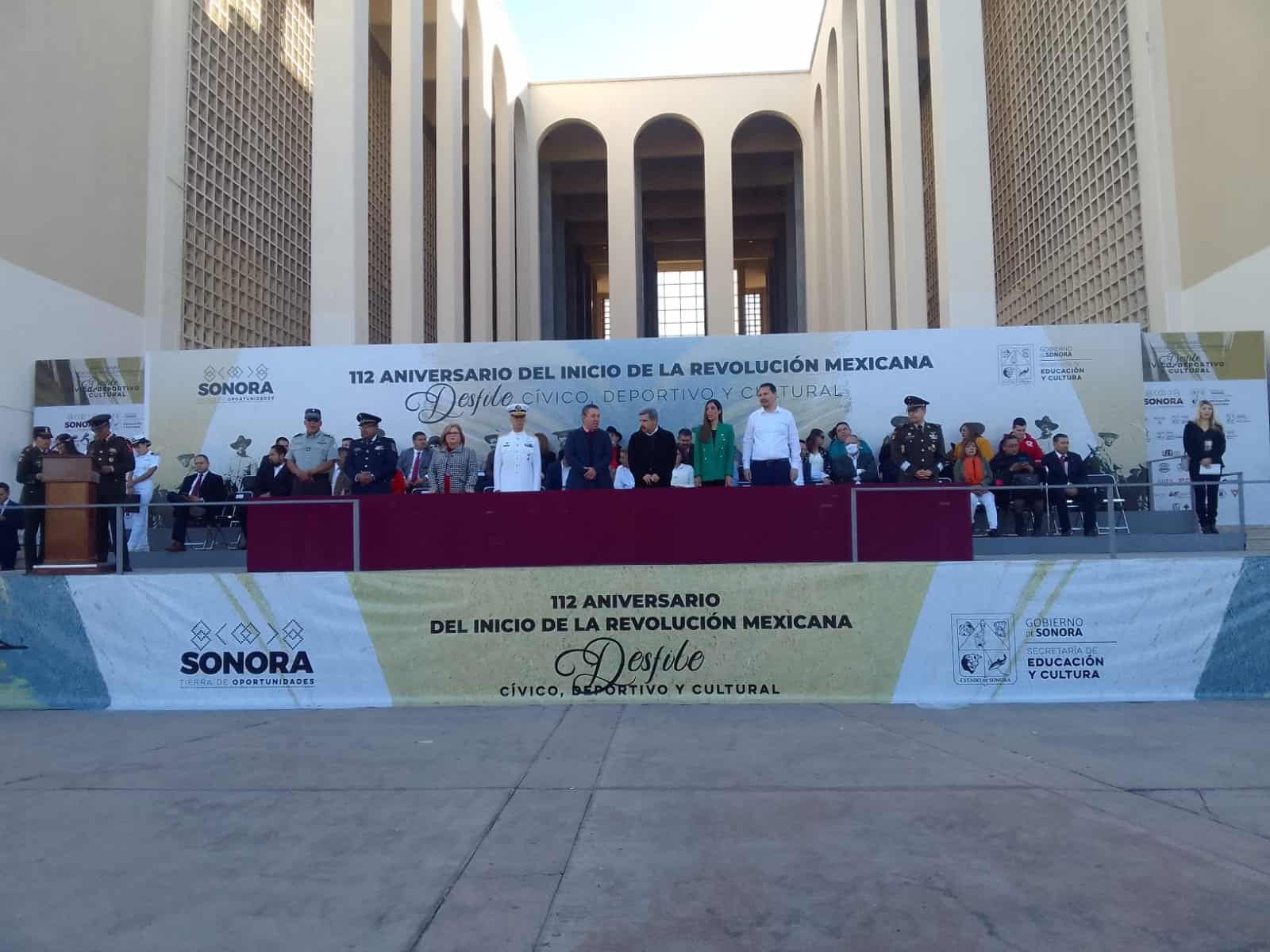 Hermosillenses disfrutan del desfile del 20 de noviembre