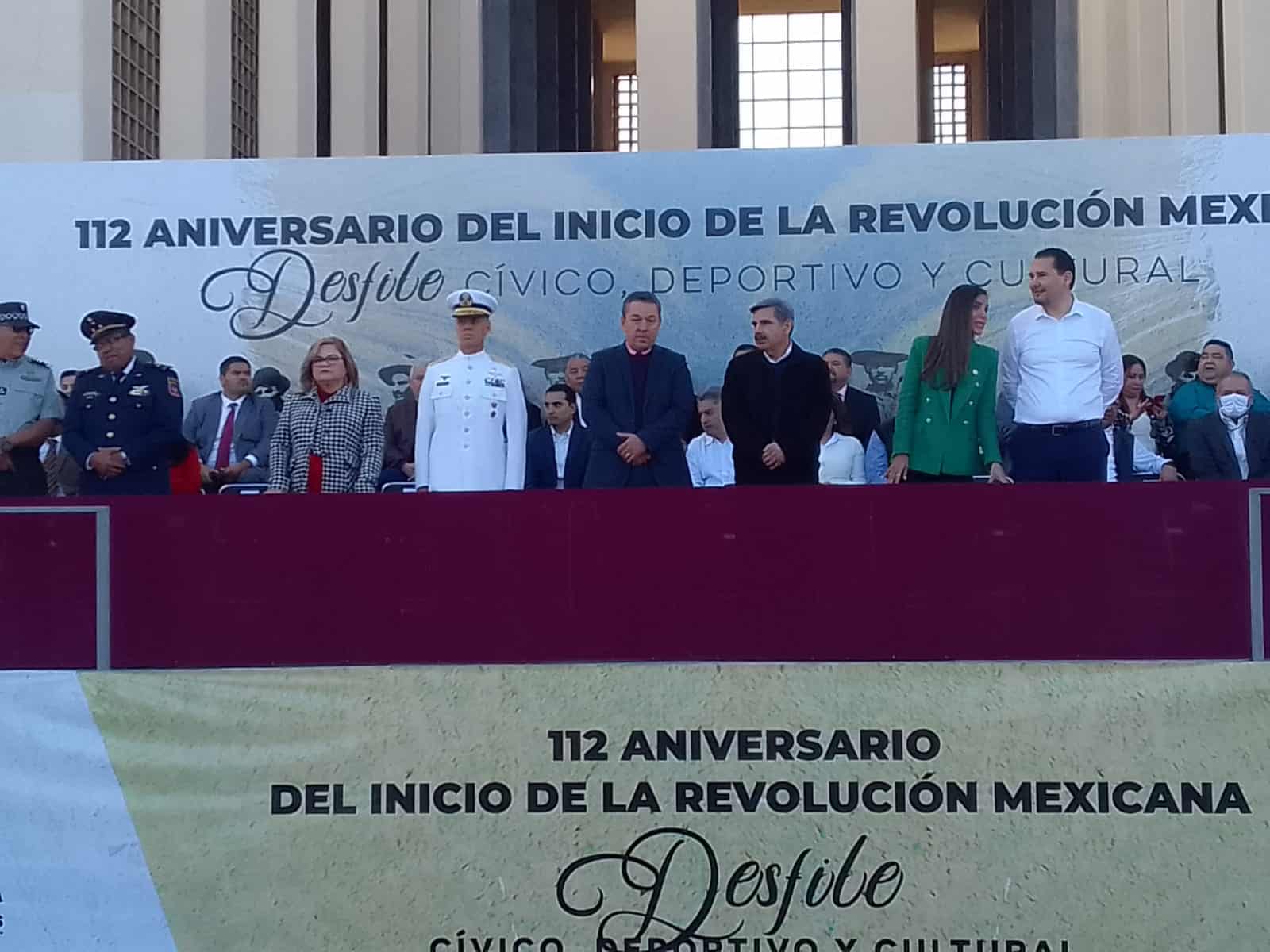 Hermosillenses disfrutan del desfile del 20 de noviembre