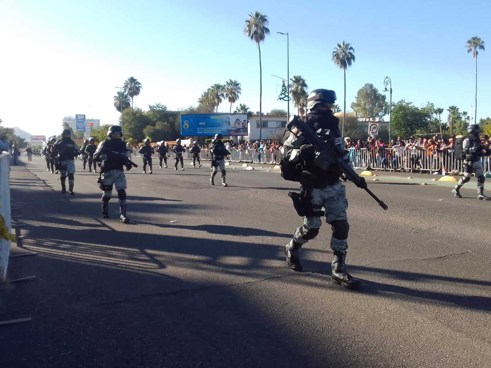 Hermosillenses disfrutan del desfile del 20 de noviembre
