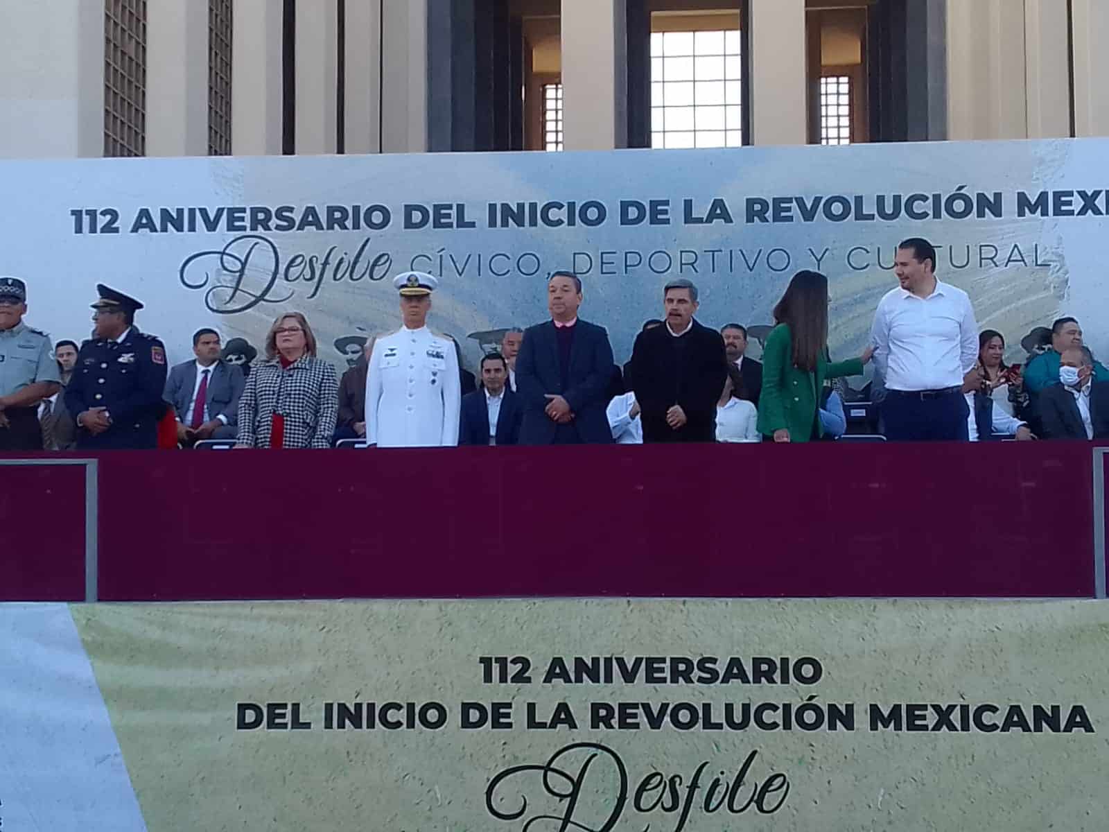 Hermosillenses disfrutan del desfile del 20 de noviembre