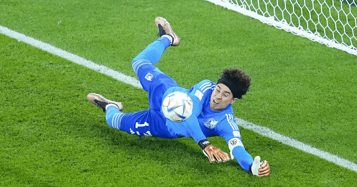 Ochoa ataja penal y México empata 0-0 con Polonia