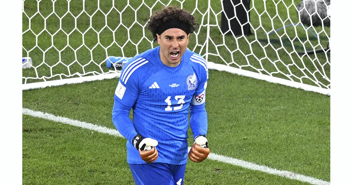 ¡No todos los héroes usan capa! Memo Ochoa salvándola en los mundiales