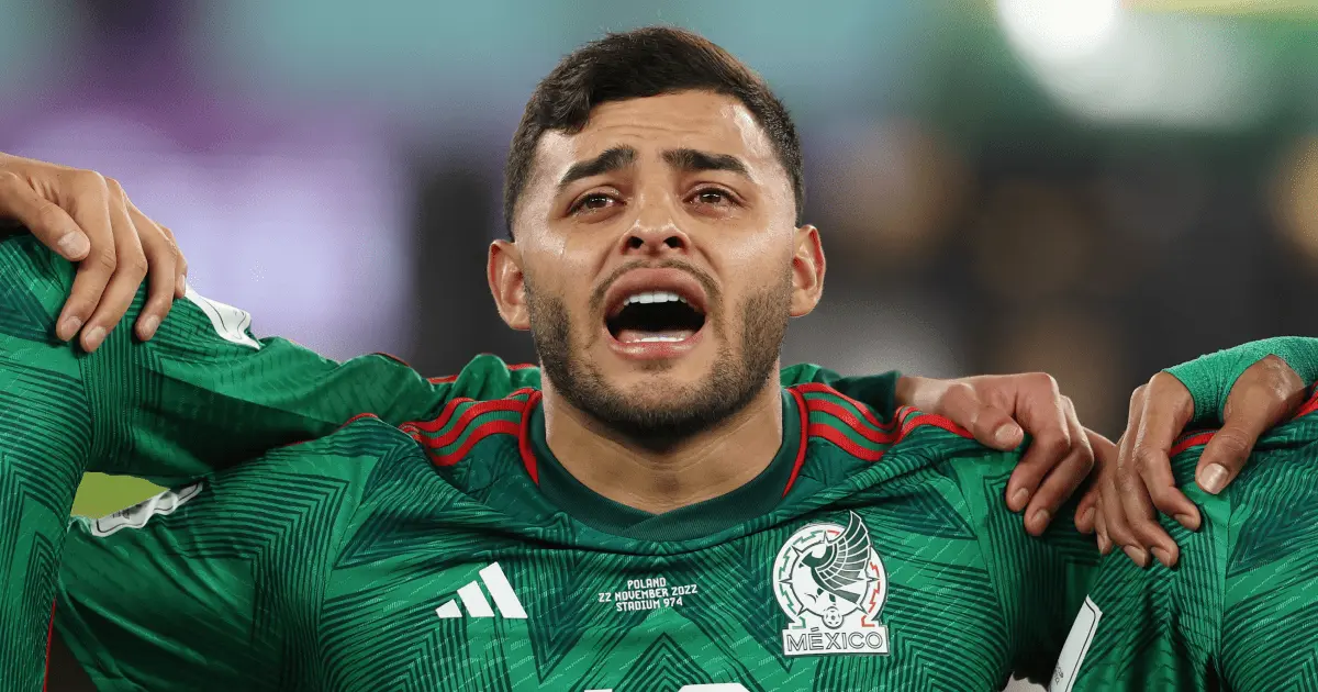 Alexis Vega suelta emotivas lágrimas en el Himno Nacional
