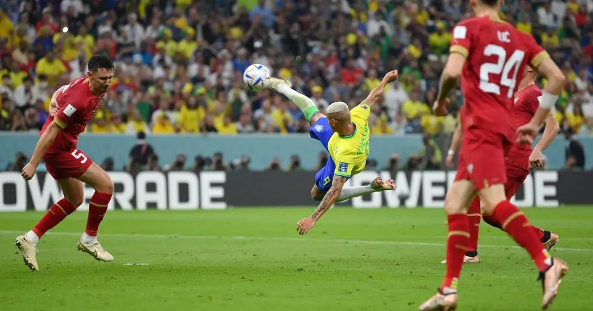 Richarlison da la primera victoria a Brasil con doblete ante Serbia