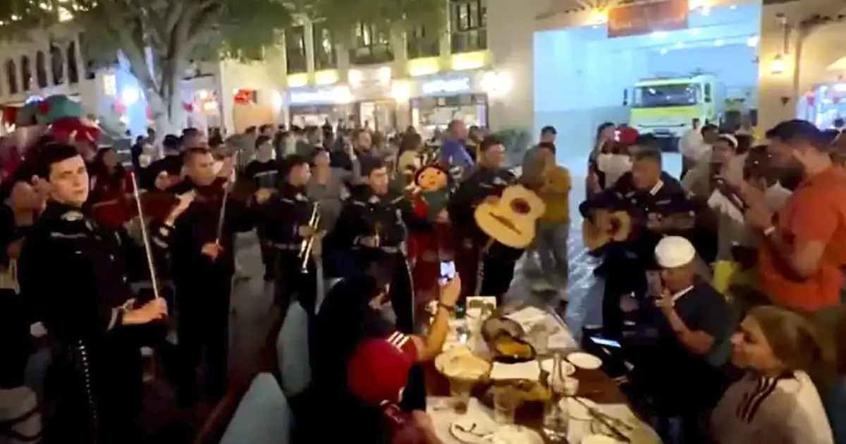 Mariachi deleita con canción El Rey en las calles de Doha