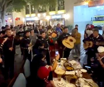 Mariachi deleita con canción El Rey en las calles de Doha