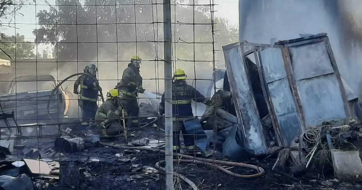 Batanga con galones de diésel se incendia en El Sahuaro