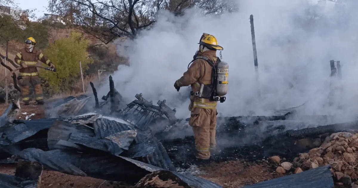 Incendio reduce a cenizas una vivienda y cobra una vida en Nogales