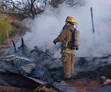 Incendio reduce a cenizas una vivienda y cobra una vida en Nogales