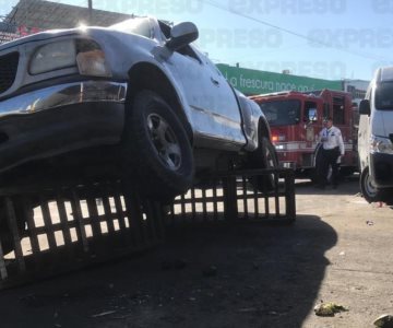 Arrollan a hombre en el Mercado Municipal; queda atrapado debajo del auto