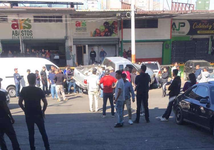 Arrollan a hombre en el Mercado Municipal; queda atrapado debajo del auto