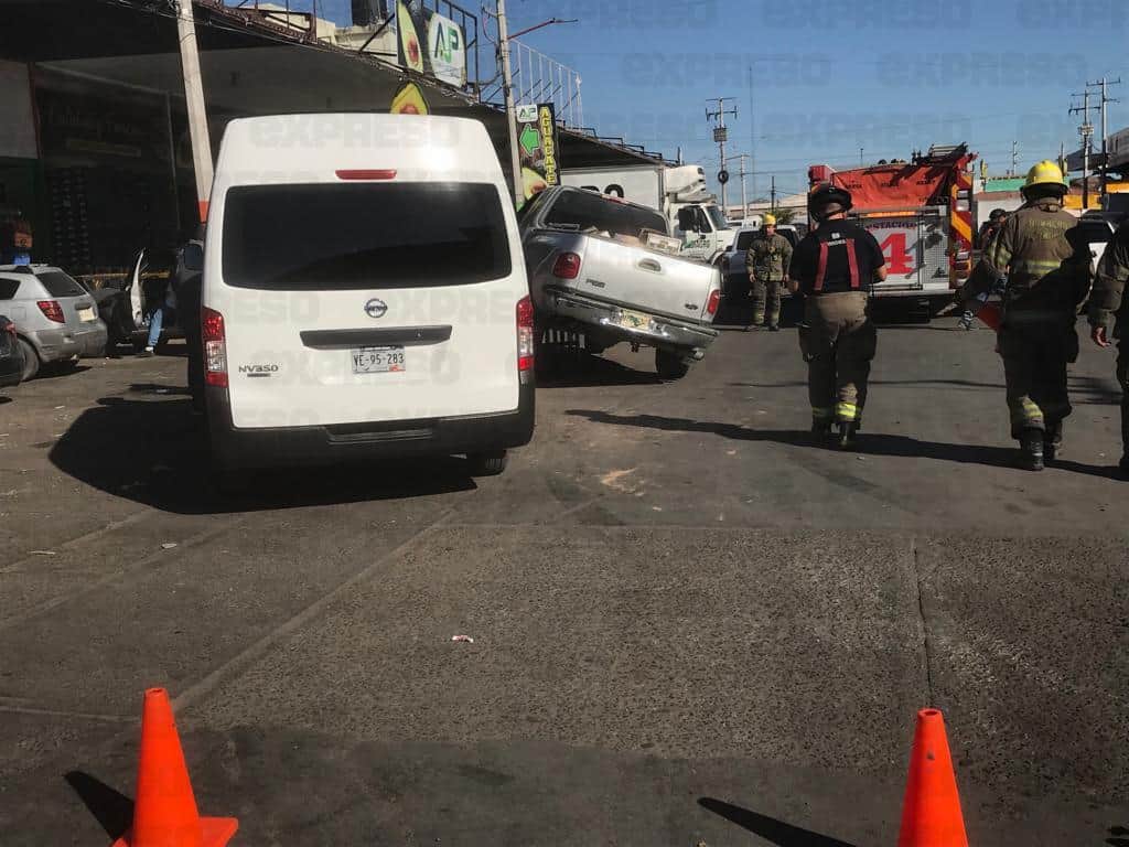 Arrollan a hombre en el Mercado Municipal; queda atrapado debajo del auto
