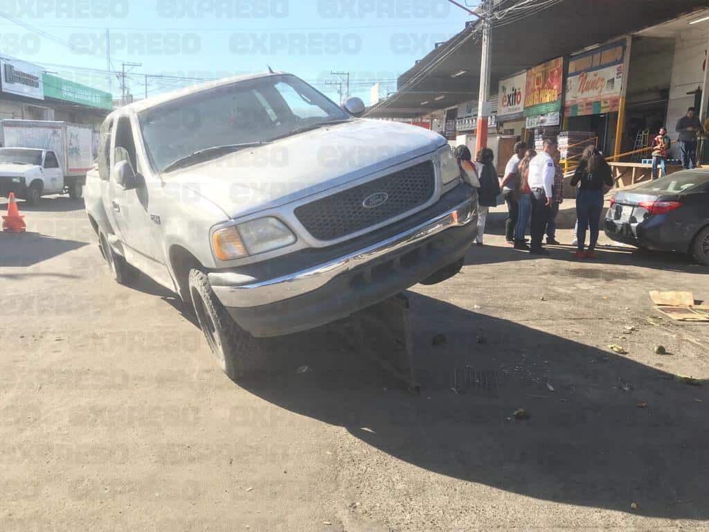 Arrollan a hombre en el Mercado Municipal; queda atrapado debajo del auto