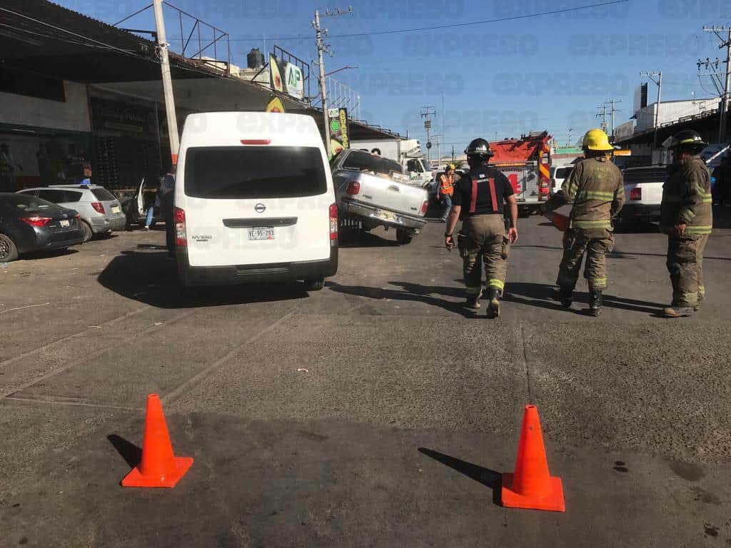 Arrollan a hombre en el Mercado Municipal; queda atrapado debajo del auto