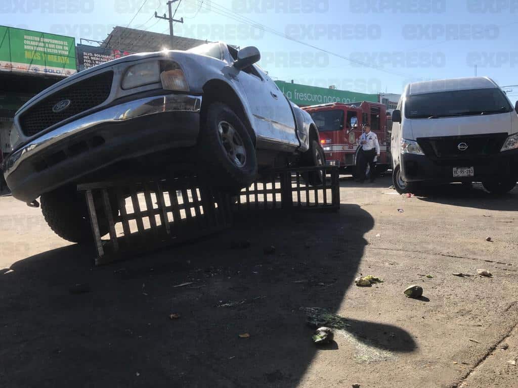 Arrollan a hombre en el Mercado Municipal; queda atrapado debajo del auto