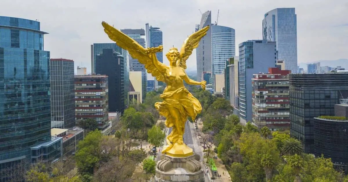 Ángel de la Independencia se convierte en central de autobuses